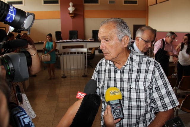 Emile Vernaudon, ministre des Postes et télécommunications, a été le premier à passer à la barre.