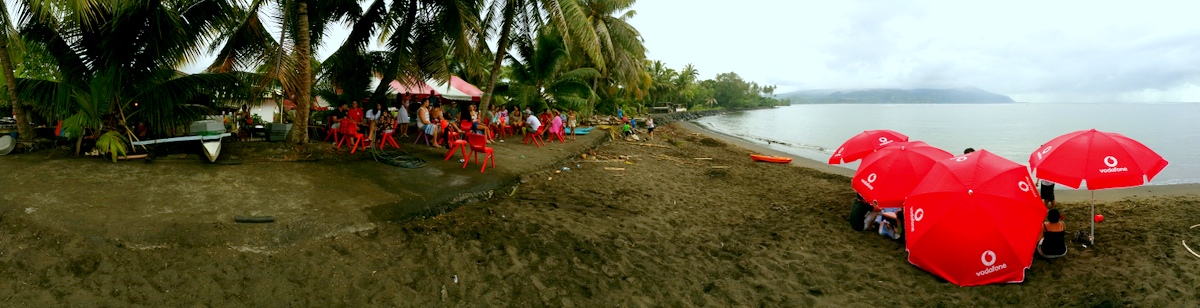 Ambiance très conviviale au pot de fin d'année de Vodafone, avec groupe de musique pour l'ambiance et un veau à la broche préparé par les salariés, pour leurs collègues.
