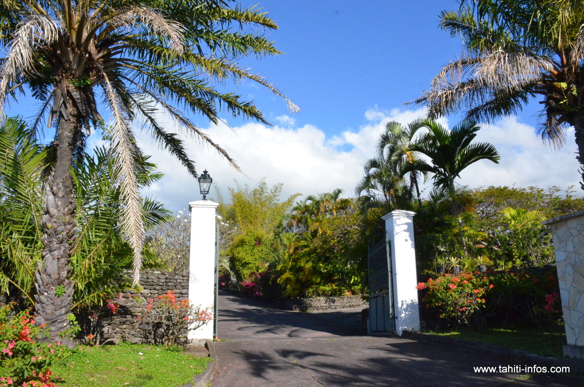 L'entrée de la propriété de Gaston Flosse, à Erima, où se tient ce mardi soir le conseil politique qui doit examiner les conditions d'un soutien du Tahoera'a à la candidature de Alain Juppé, aux primaire de la droite dans la perspective des présidentielles de 2017.