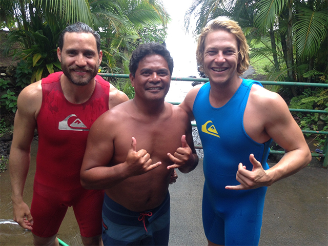 Anthropologue de formation, Antoine Laguerre souhaite "appréhender la poésie de cette culture" dont Raimana (ici avec les acteurs de "Point Break", Édgar Ramírez et Luke Bracey) est "l'ambassadeur".