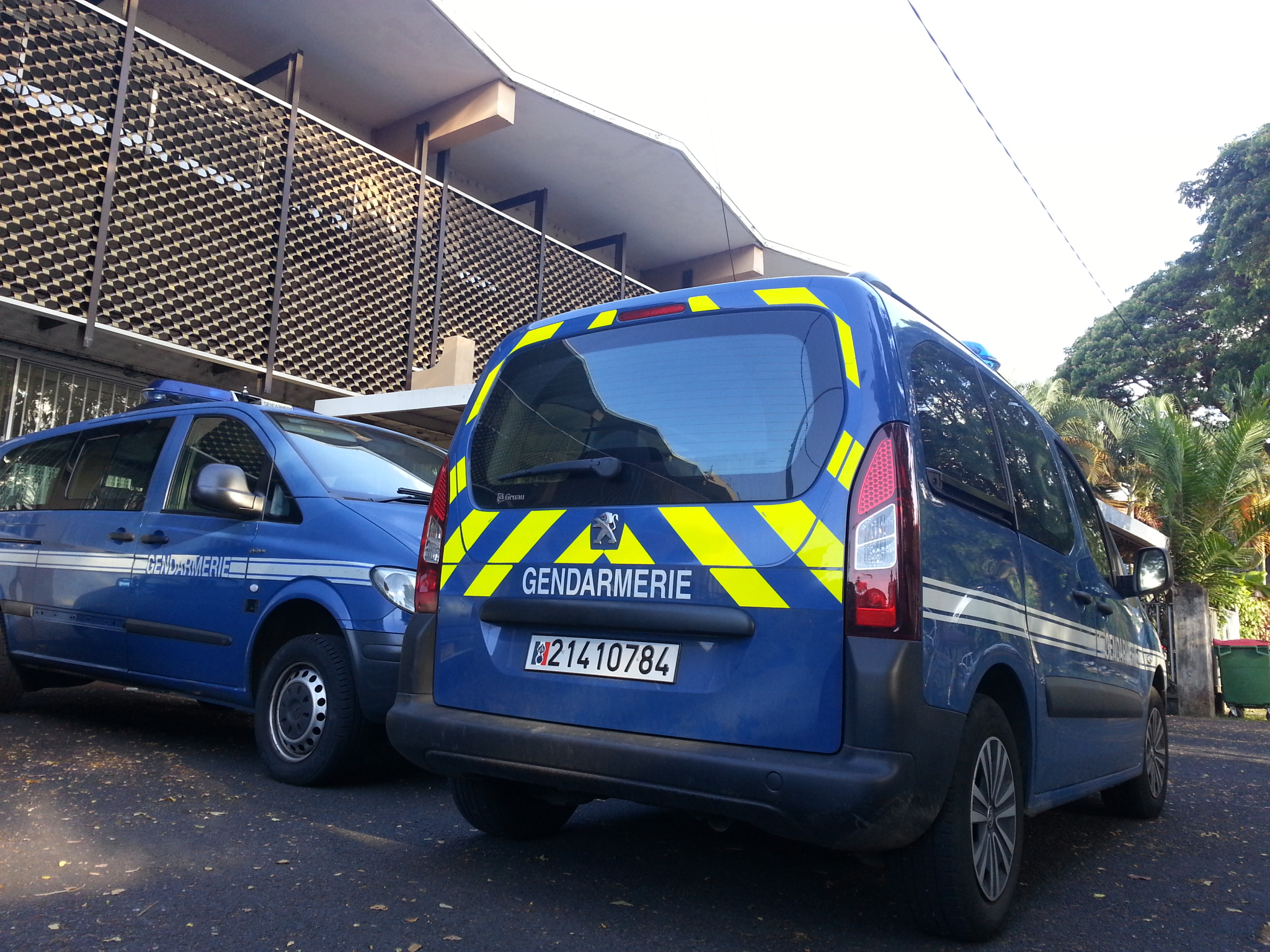 Après plusieurs jours de garde à vue dans les locaux de la section de recherches de la gendarmerie, quatre suspects ont été déférés cet après-midi au parquet dans cette affaire.