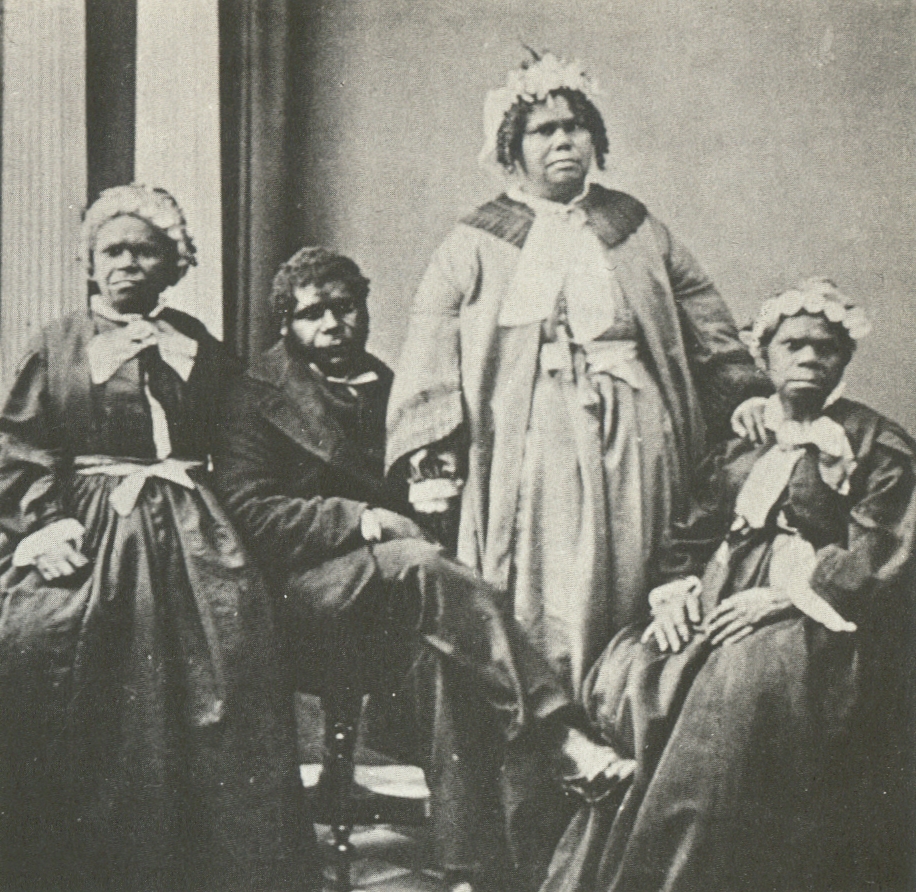 Truganini (à droite) et trois autres Aborigènes de Tasmanie en 1861. Ils étaient les derniers survivants du génocide.
