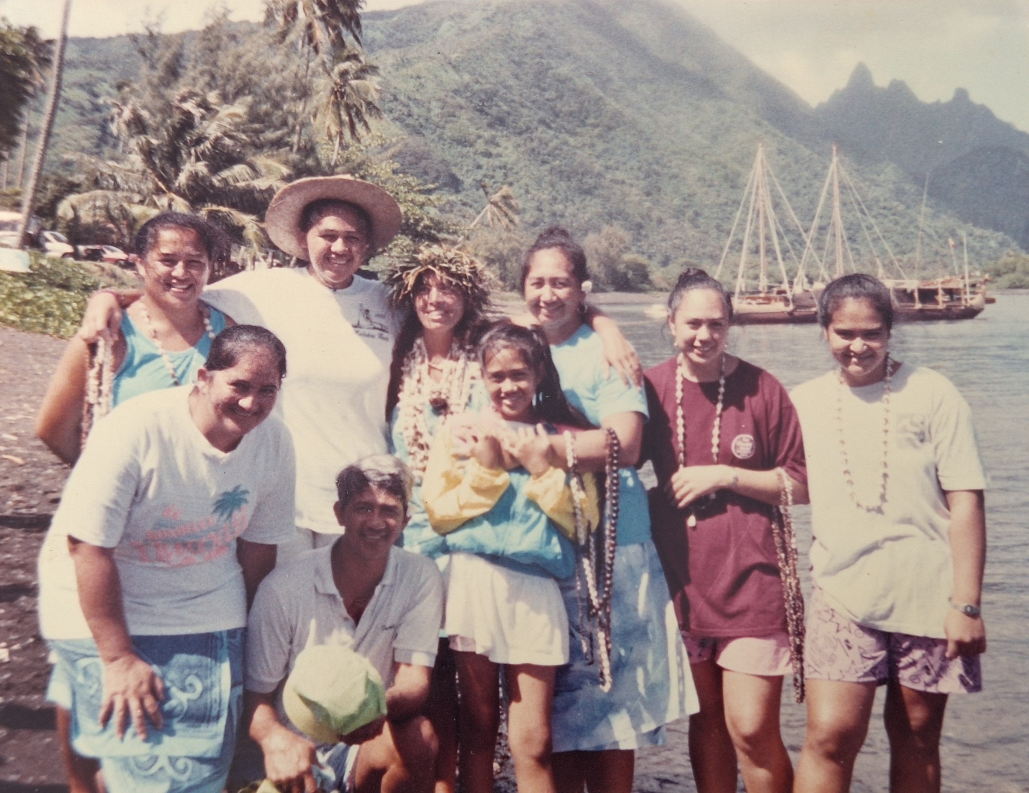 La famille Tihoni-Matehau réunie devant Hōkūle’a lors d’une escale à Tautira dans les années 1980 (Crédit : archive familiale).