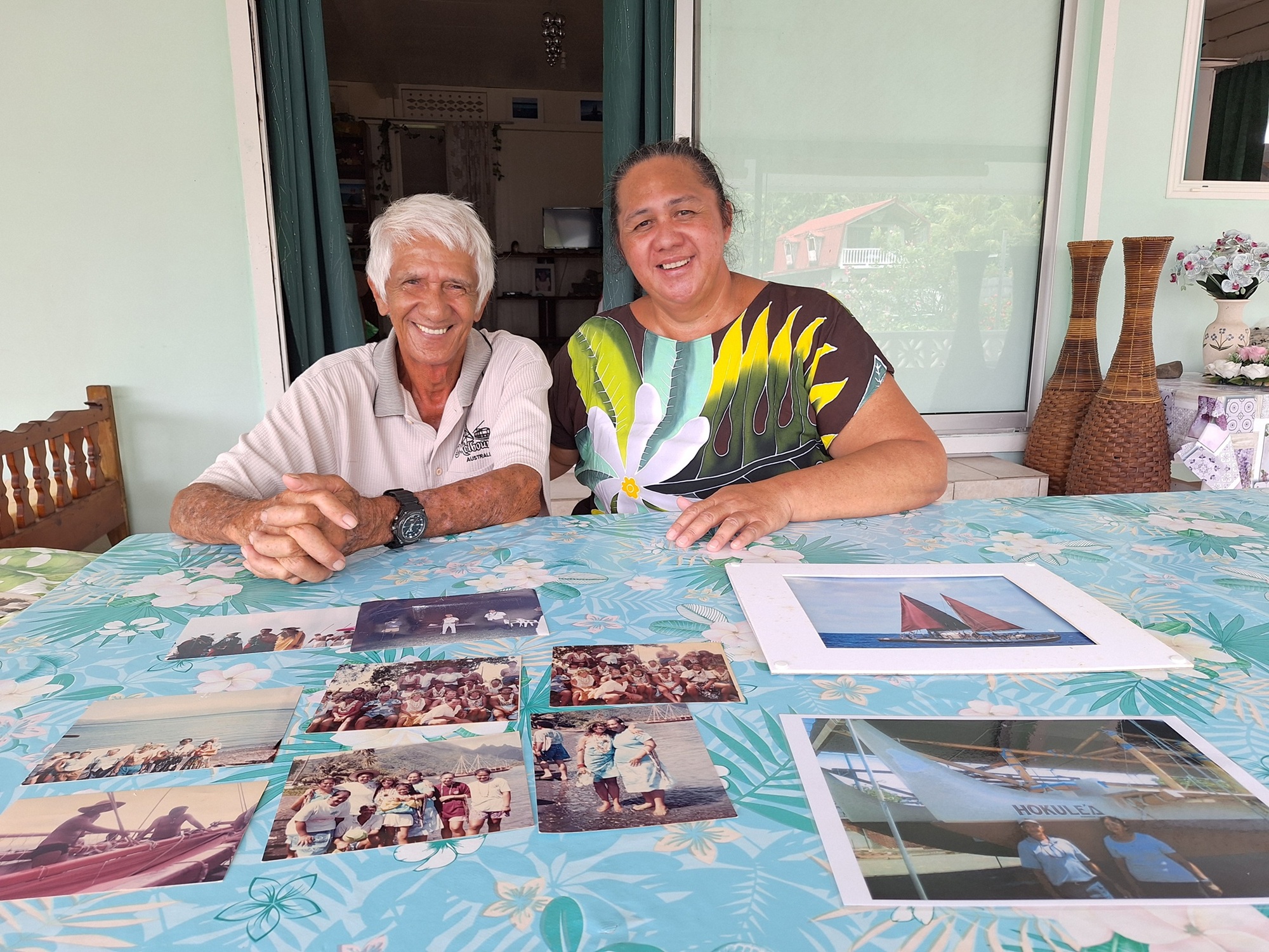 Pour Octave Tihoni et sa fille, Vaite, la perspective du retour de la pirogue ravive de nombreux souvenirs (Crédit : Anne-Charlotte Lehartel).
