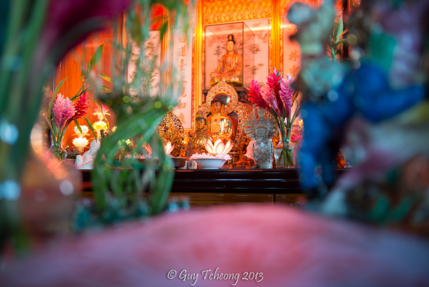 Statues diverses du temple . Photo Guy Tcheong