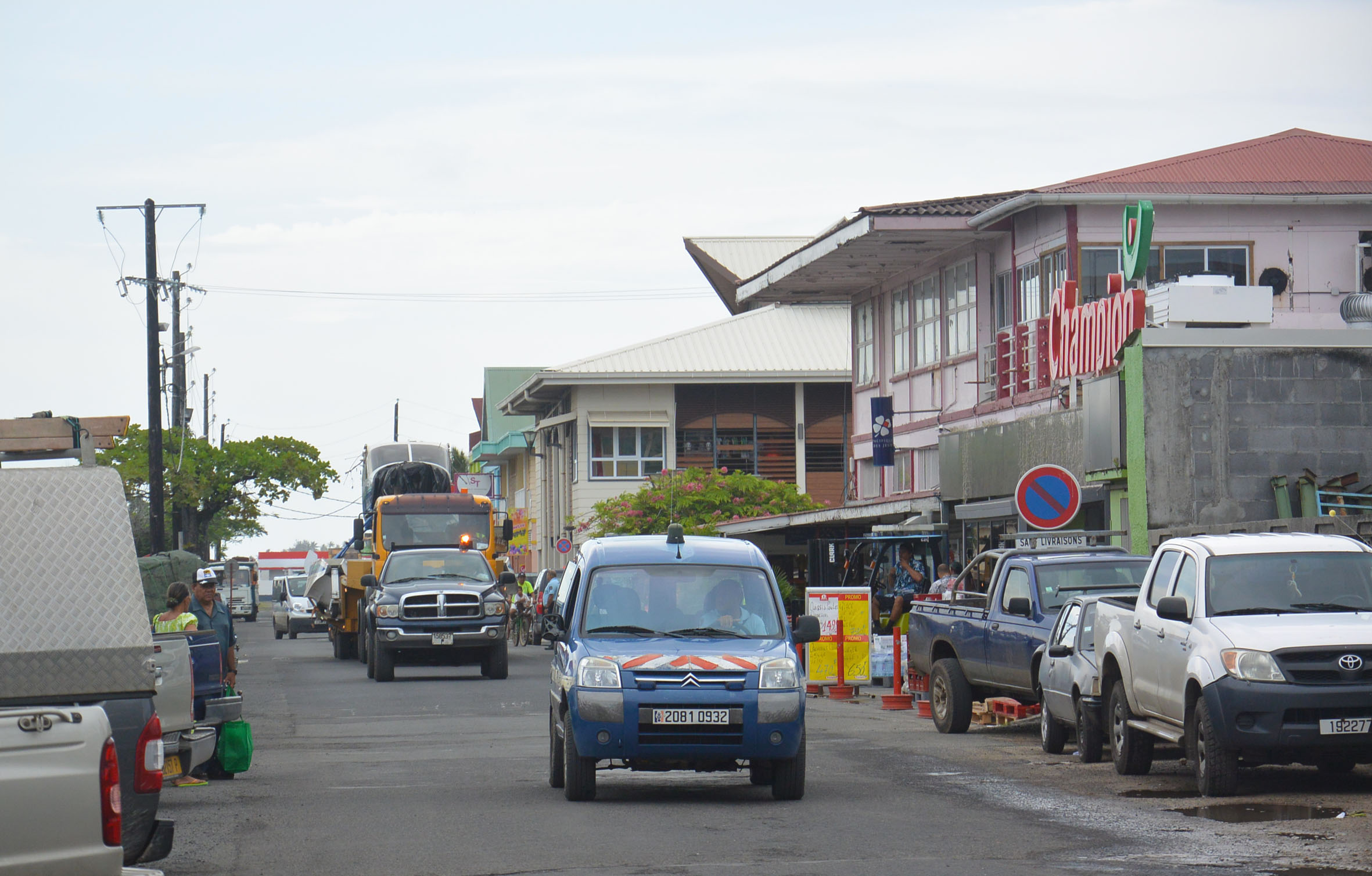 le convoi exceptionnel traverse Uturoa, une scène peu fréquente à Raiatea