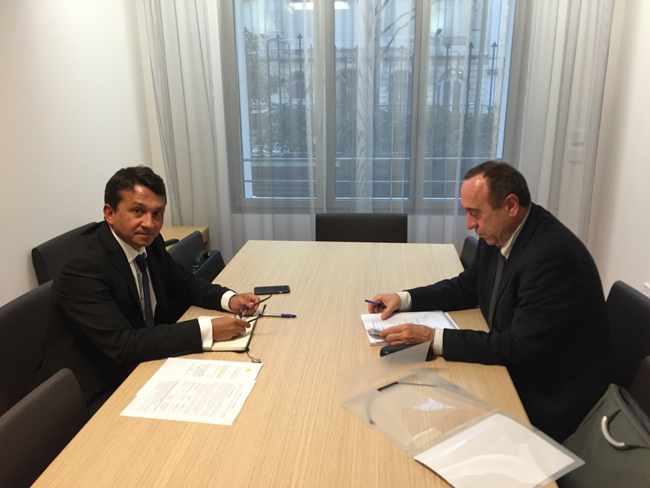 Le vice-président Nuihau Laurey en entretien avec Dominique Mirada, en charge des Outre-mer à la Caisse des dépôts et consignations (CDC) le 5 février à Paris.
