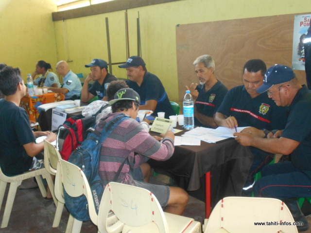 Le stand des sapeurs-pompiers a remporté un franc succès auprès des jeunes garçons.