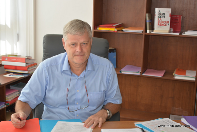 Jacques Mérot, président de l'autorité polynésienne de la concurrence dans son bureau. "L'autorité n'est pas là contre les entreprises mais pour favoriser l'envie et le pouvoir d'entreprendre.