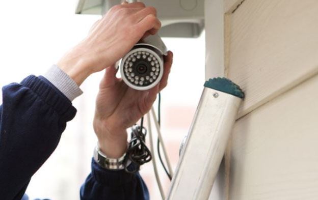 Le cambrioleur démasqué alors qu'il démonte les caméras de vidéo-surveillance