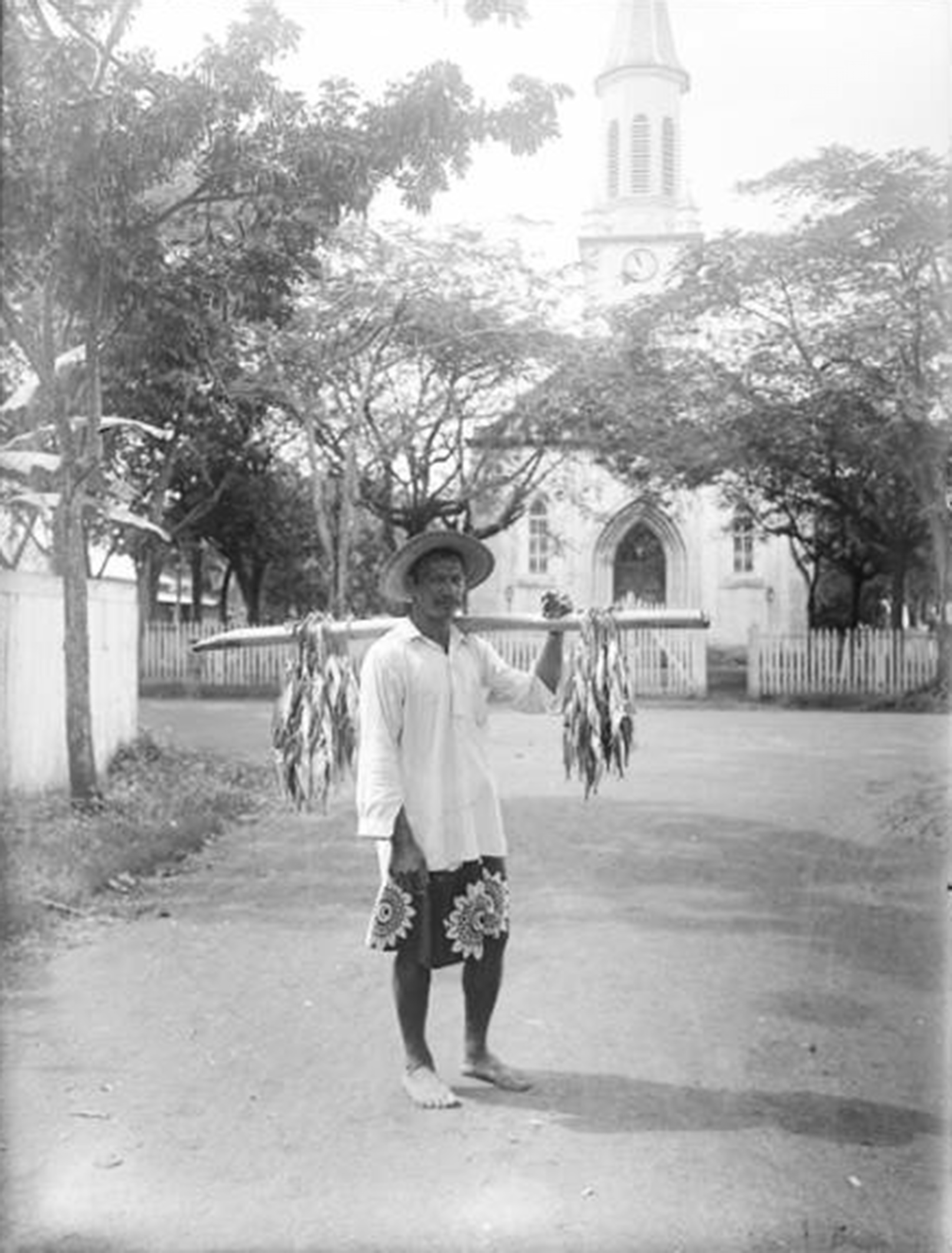 Retour de pêche, rue Jeanne d’arc, devant la cathédrale.