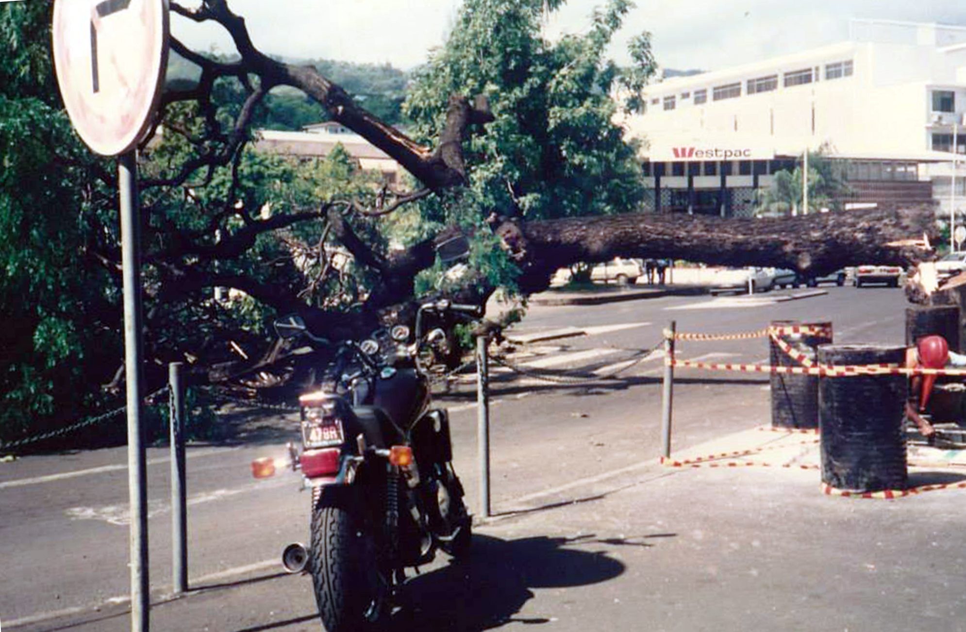 Le marumaru abattu par les grévistes en avril 1994 -  Photo Beslu