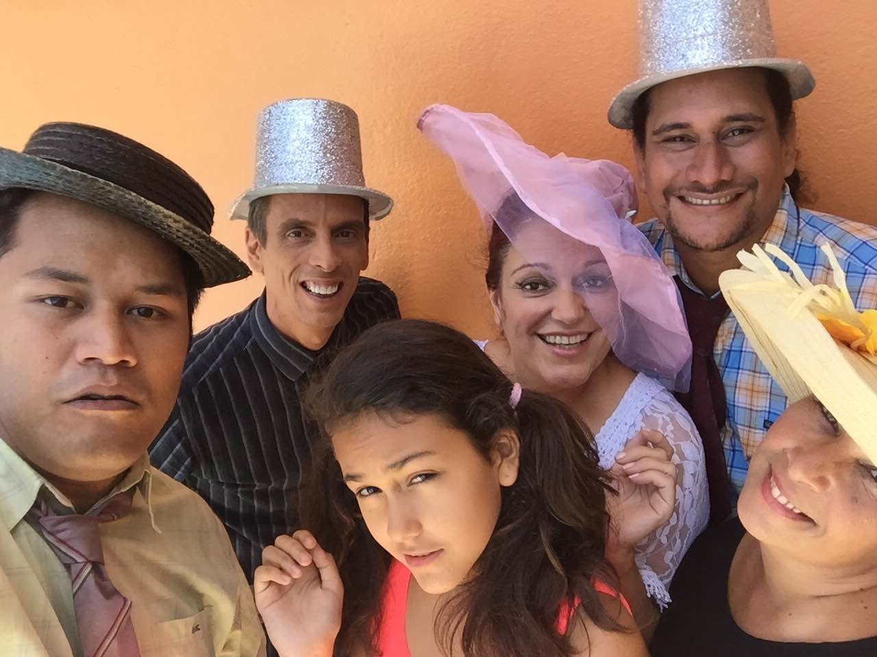 Quelques comédiens de la troupe, avec Nicolas Arnould ((à l'arrière-plan, à gauche), le metteur en scène de cette pièce de Feydeau.