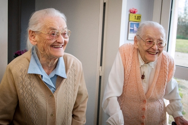 France: deux sœurs jumelles fêtent leurs 208 ans