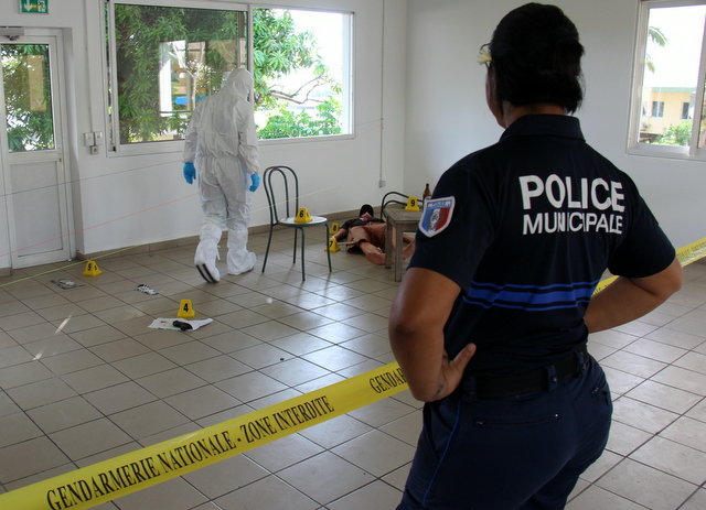 Gel des lieux, protection des accès, gestion des curieux, les mutoi ont appris les règles à suivre en face d'une scène de crime.