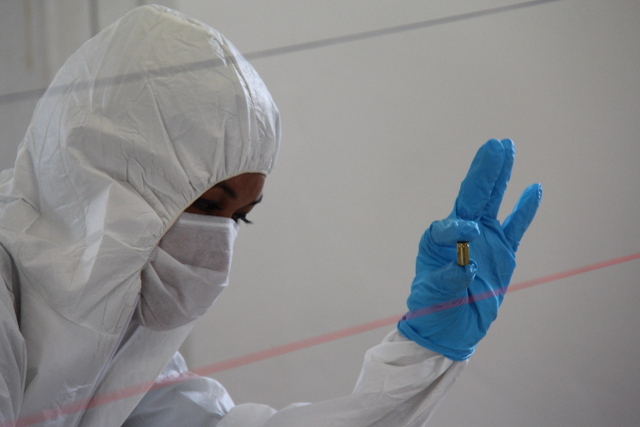 Notre policière municipale toute équipée pour ne pas polluer la scène a découvert une douille.