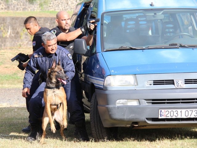 Les mutoi sur les lieux du crime au camp de gendarmerie de Faa'a