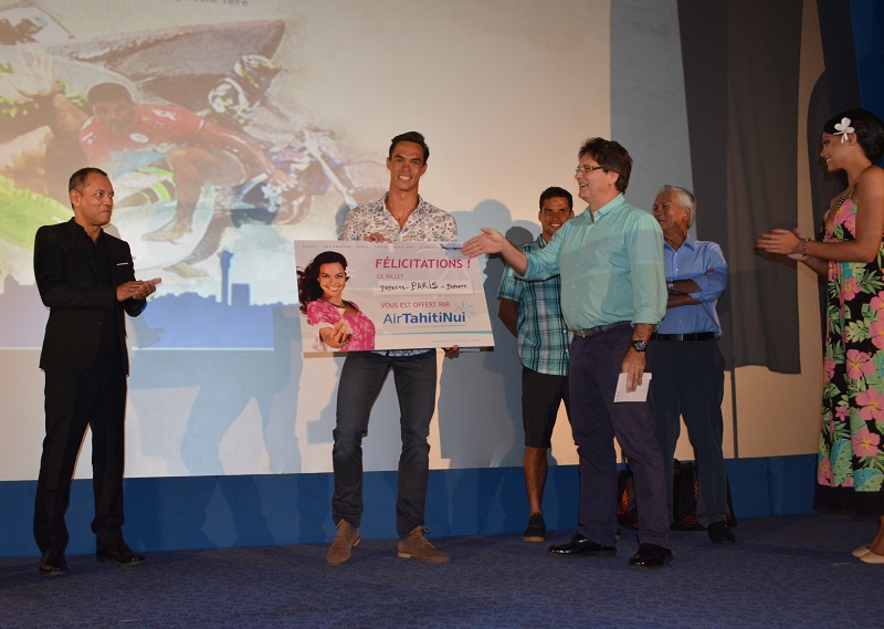 Stéphane Debaere a reçu son prix des mains du CHallenger 2015, Michel Bourez, et de Michel Monvoisin PDG Air Tahiti Nui