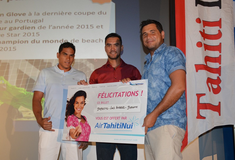 Jonathan Torohia, gardien des Tiki Toa, a reçu son prix de Rete Ebb, le rameur de l'équipe EDT qui était sur la deuxième marche du podium l'année dernière et Torea Colas de Air Tahiti Nui