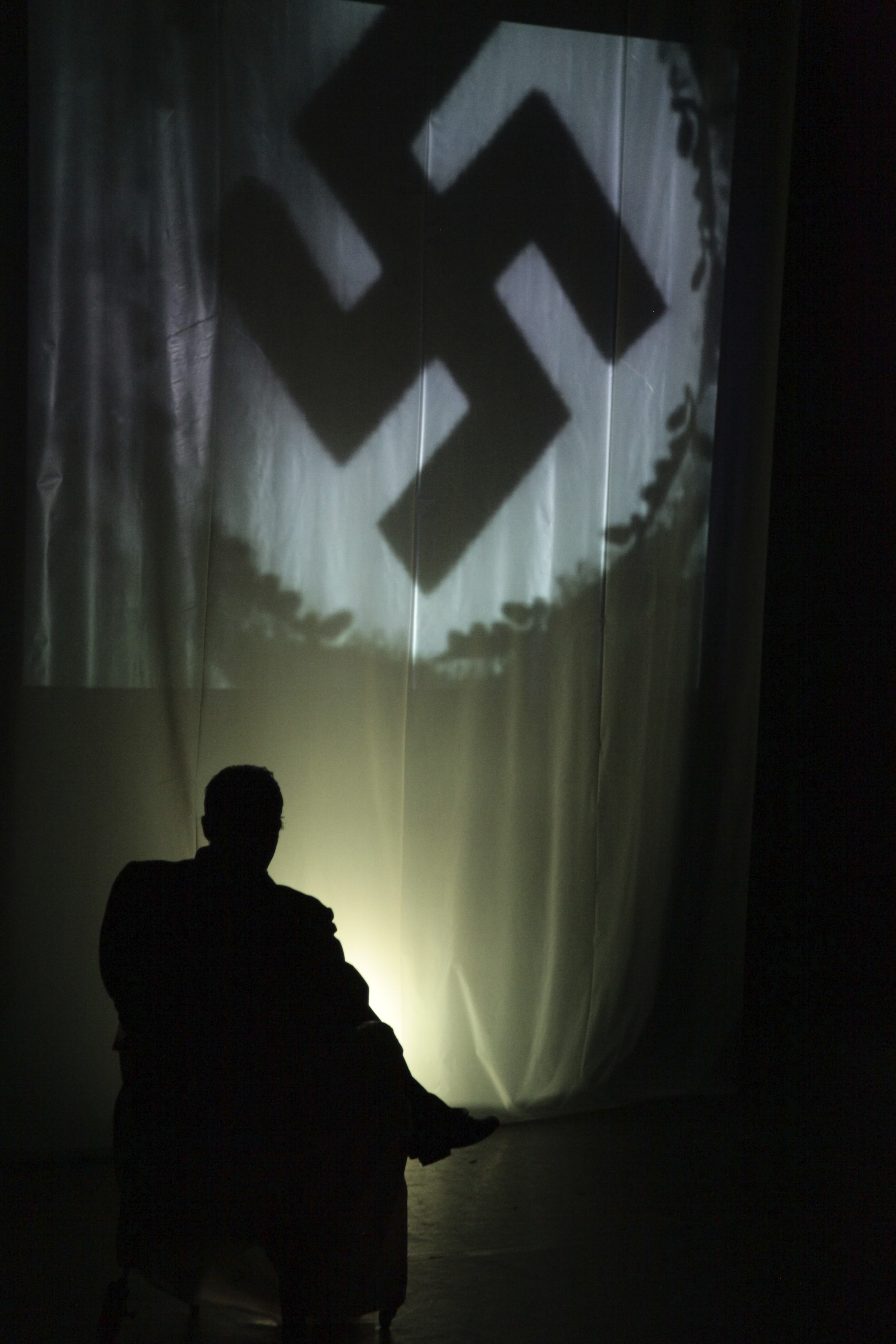 Proposé en diptyque avec "Un fou noir au pays des Blancs", "Race(s) ou pourquoi l’homme blanc se prend-il toujours pour le maître du monde" est le nouveau spectacle de François Bourcier.