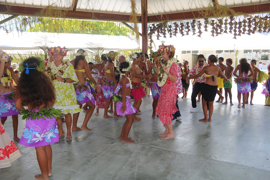 Comme le veut la tradition, les lauréats du concours de korero invitent les personnalités à danser avec eux