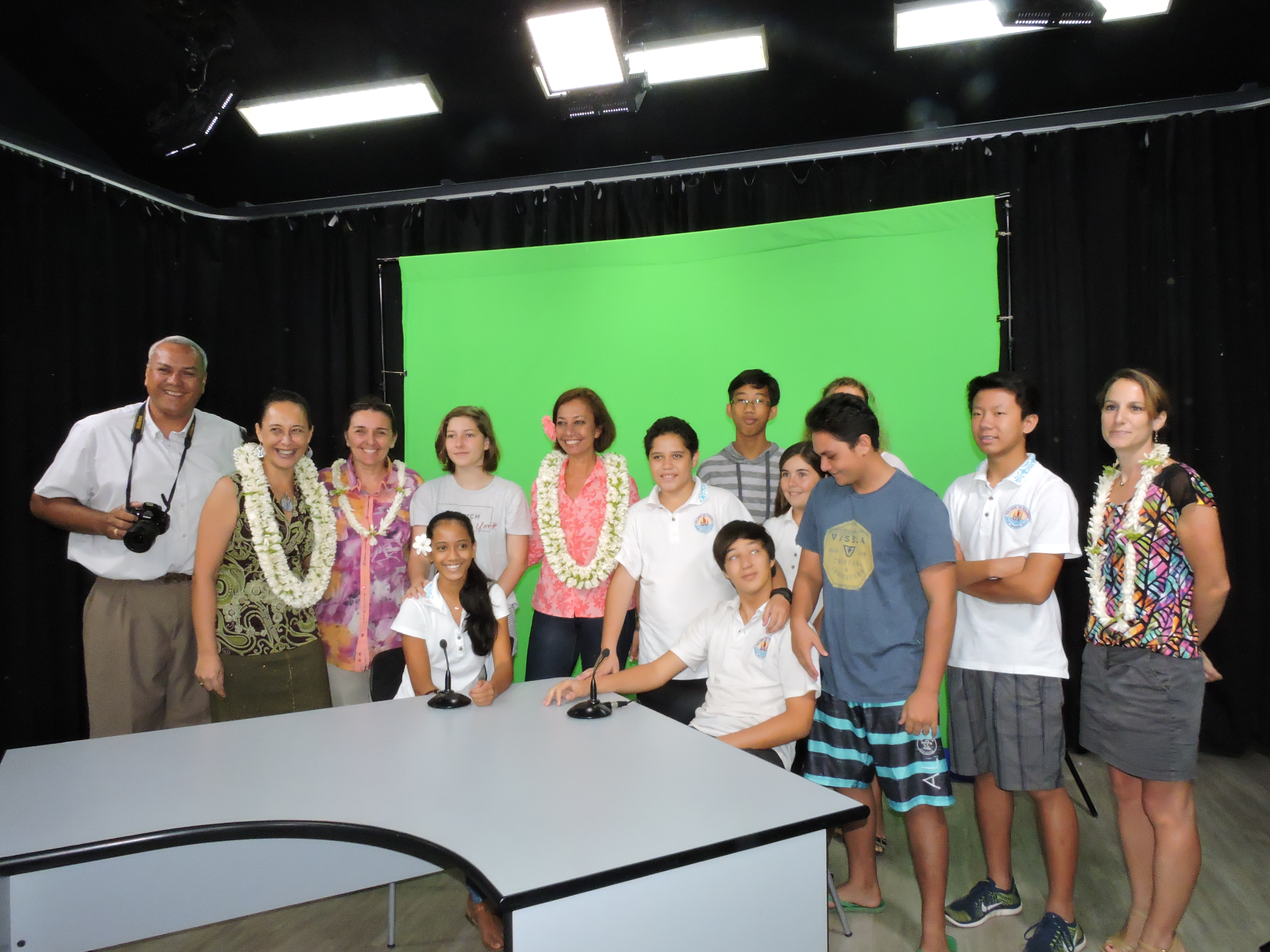 Un plateau audiovisuel de 100m2 et une équipe de cinq techniciens formés (caméraman, cadreur, technicien du son et monteur) sont désormais à disposition des enseignants.