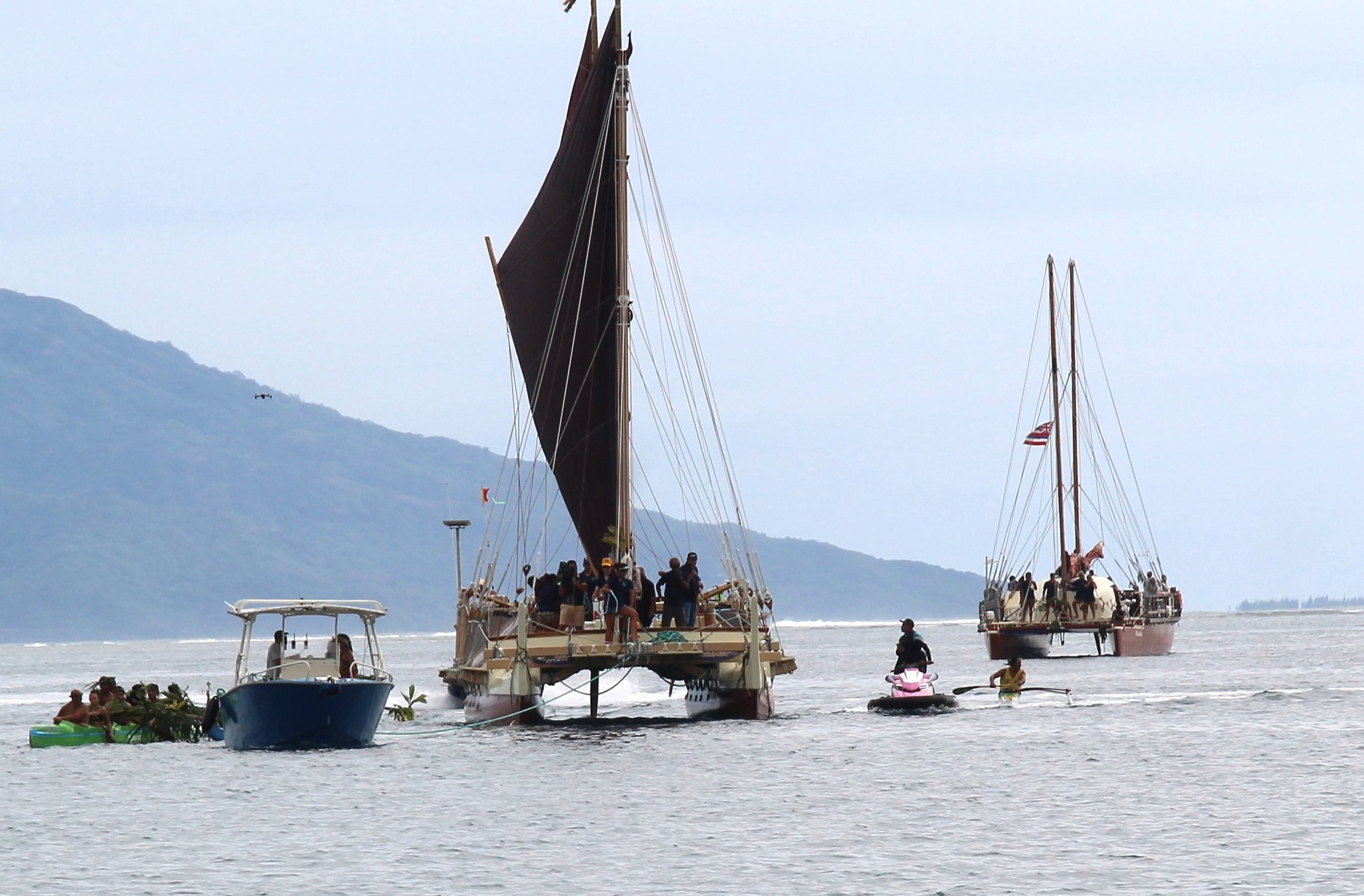 Hōkūle’a et Hikianali’a ont fait leur entrée dans la passe de Papeete samedi à 13 heures. La cérémonie d’accueil a débuté sur l’eau.