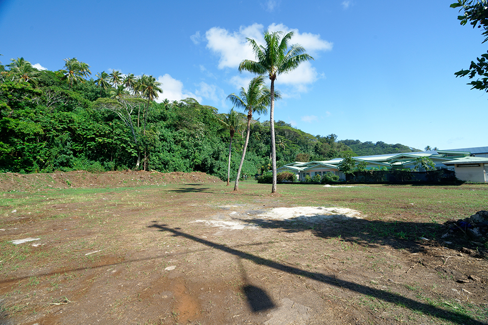 Le terrain sur lequel doit être édifié la future Maison des solidarités à la sortie de Uturoa, Raiatea. Le projet dédié aux personnes porteuses de handicap des Raromatai est en gestation depuis 75 mois. Si le planning annoncé est maintenu, ce centre pourrait ouvrir début 2027. (© Sylvain Lefevre).
