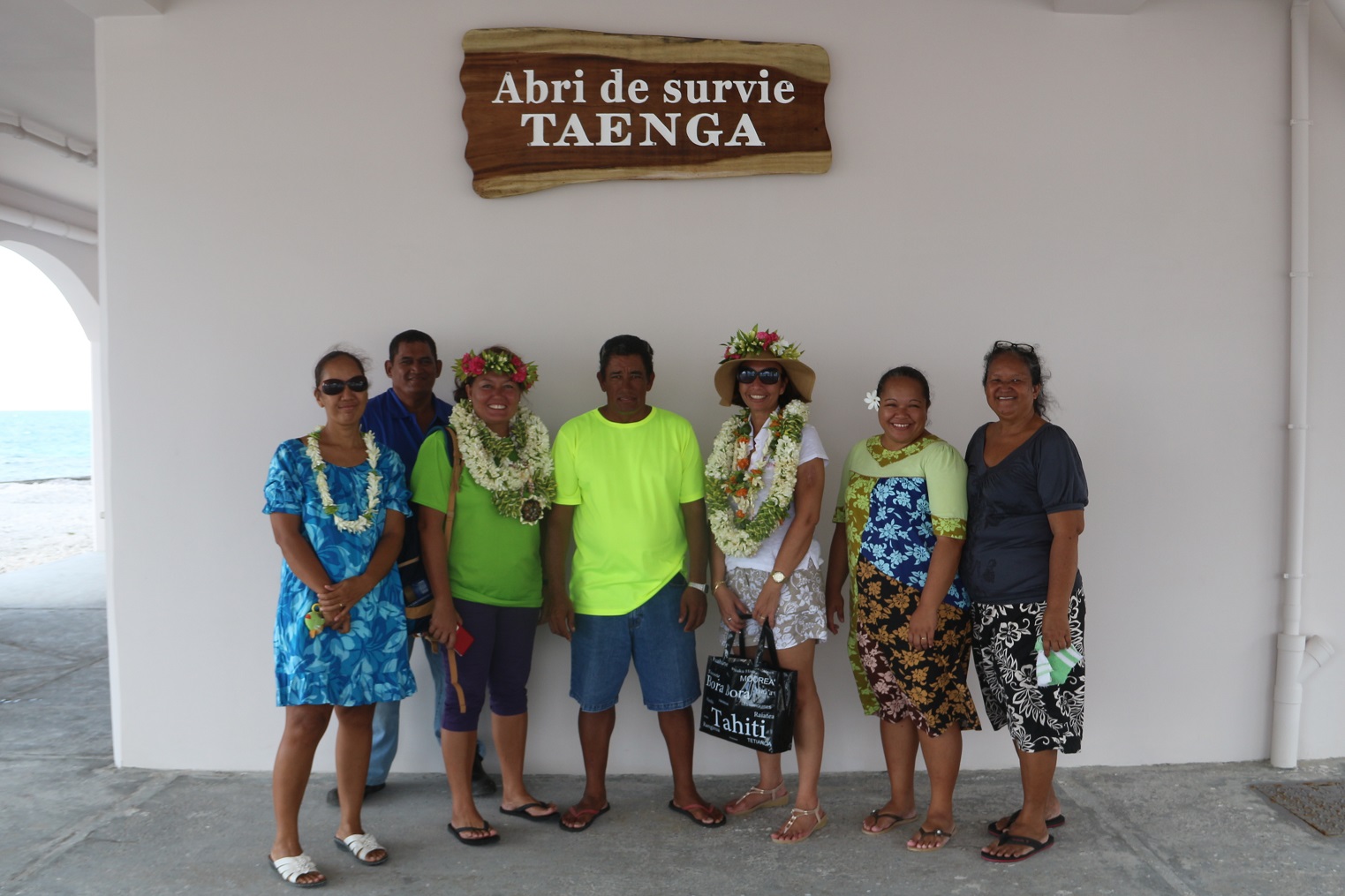 Un abri de survie vient d'être construit, l'occasion pour le maire délégué de Taenga de le faire découvrir aux autorités locales