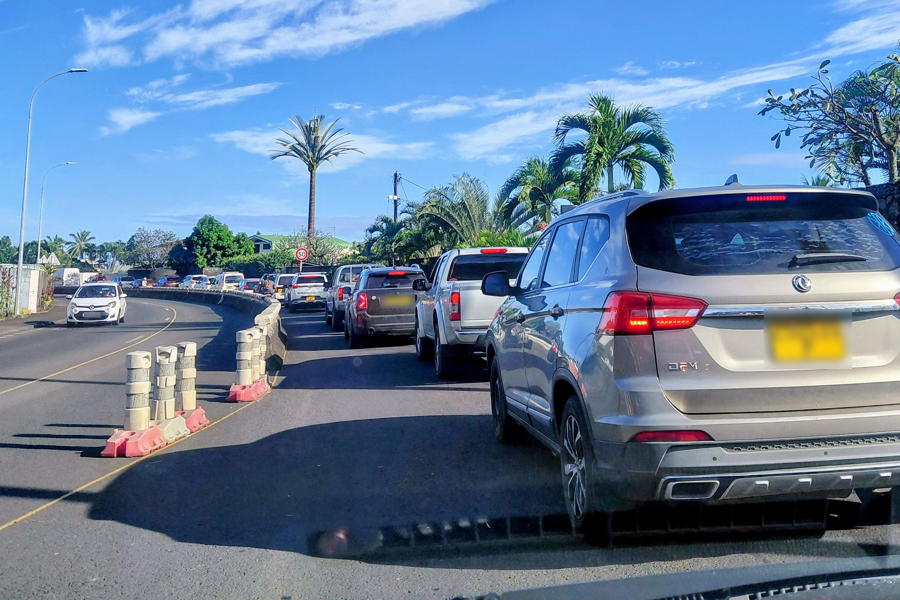 Mauvaise surprise ce mardi pour les habitants de la côte Est, qui ont subi les embouteillages en raison du mouvement de grève du service de l'équipement. (Photo : Garance Colbert)
