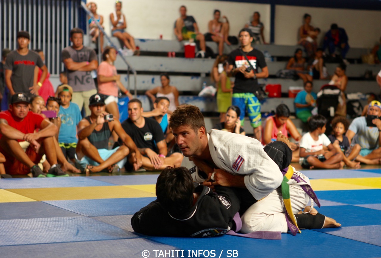 Jonathan Biarez a su surprendre Matuanui Philippe