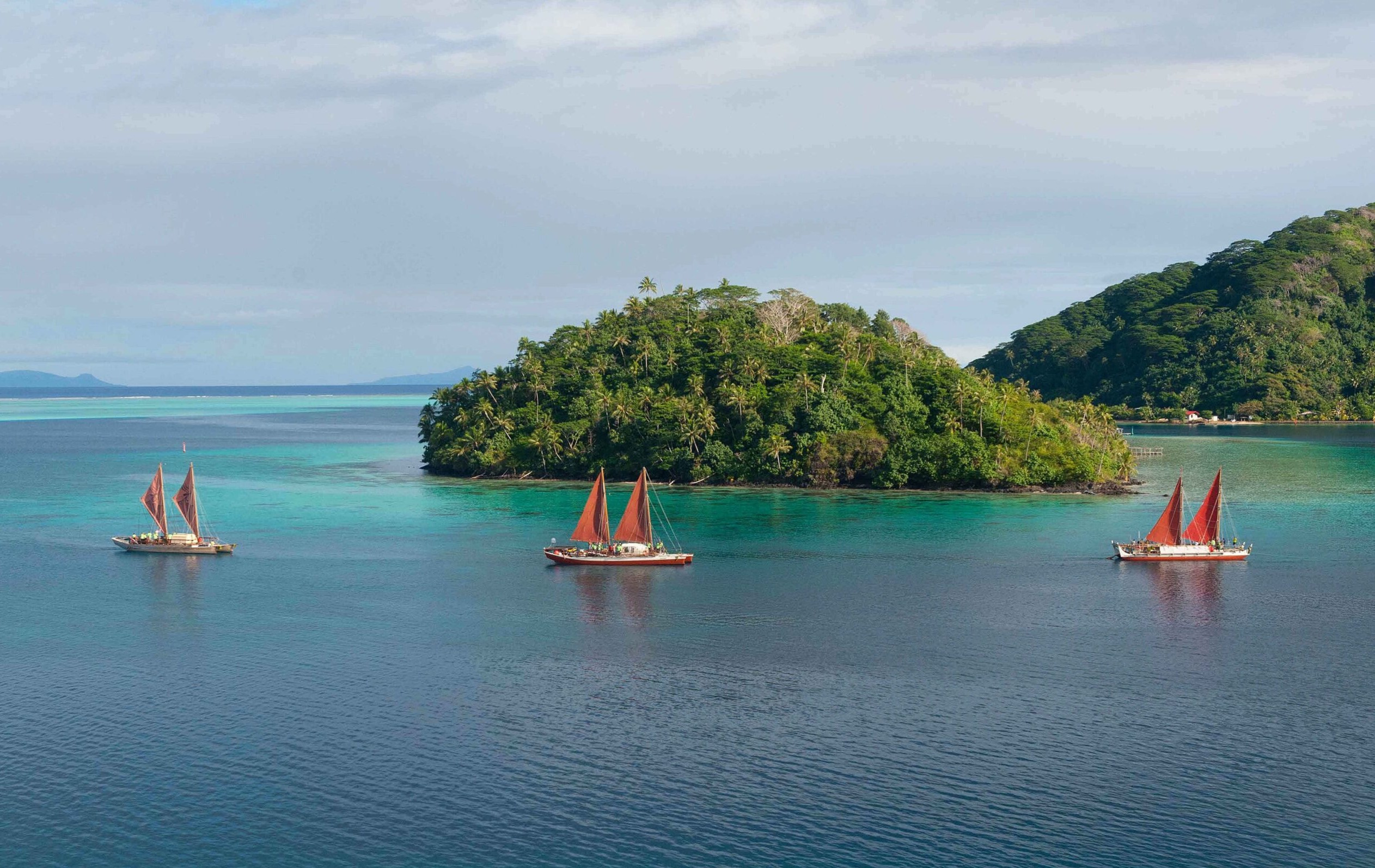 Vue aérienne partagée par la Direction de la culture et du patrimoine via l’exposition des 50 ans de l’arrivée de Hōkūle’a en Polynésie (Crédit : DCP).