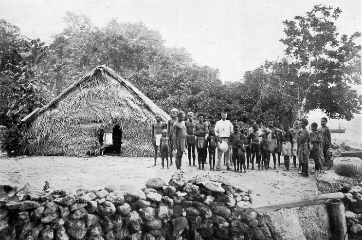 Les missionnaires anglicans s’installèrent au début du XXe siècle à Nukapu ; ici le pasteur et enseignant pose avec ses élèves, devant la petite école.