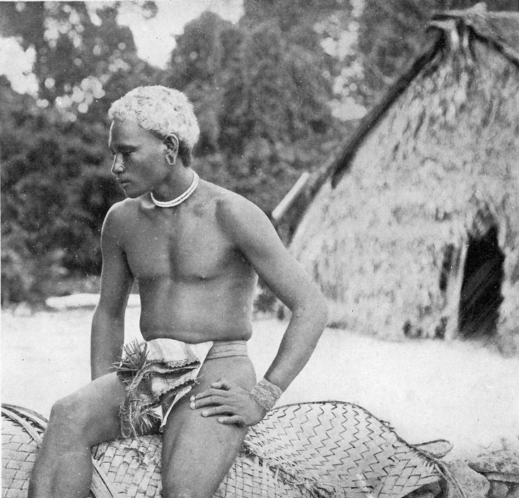 Un jeune homme de Nukapu, devant la première école des missionnaires ; c’est tout un mode de vie -et de pensée- qui fut bouleversé.