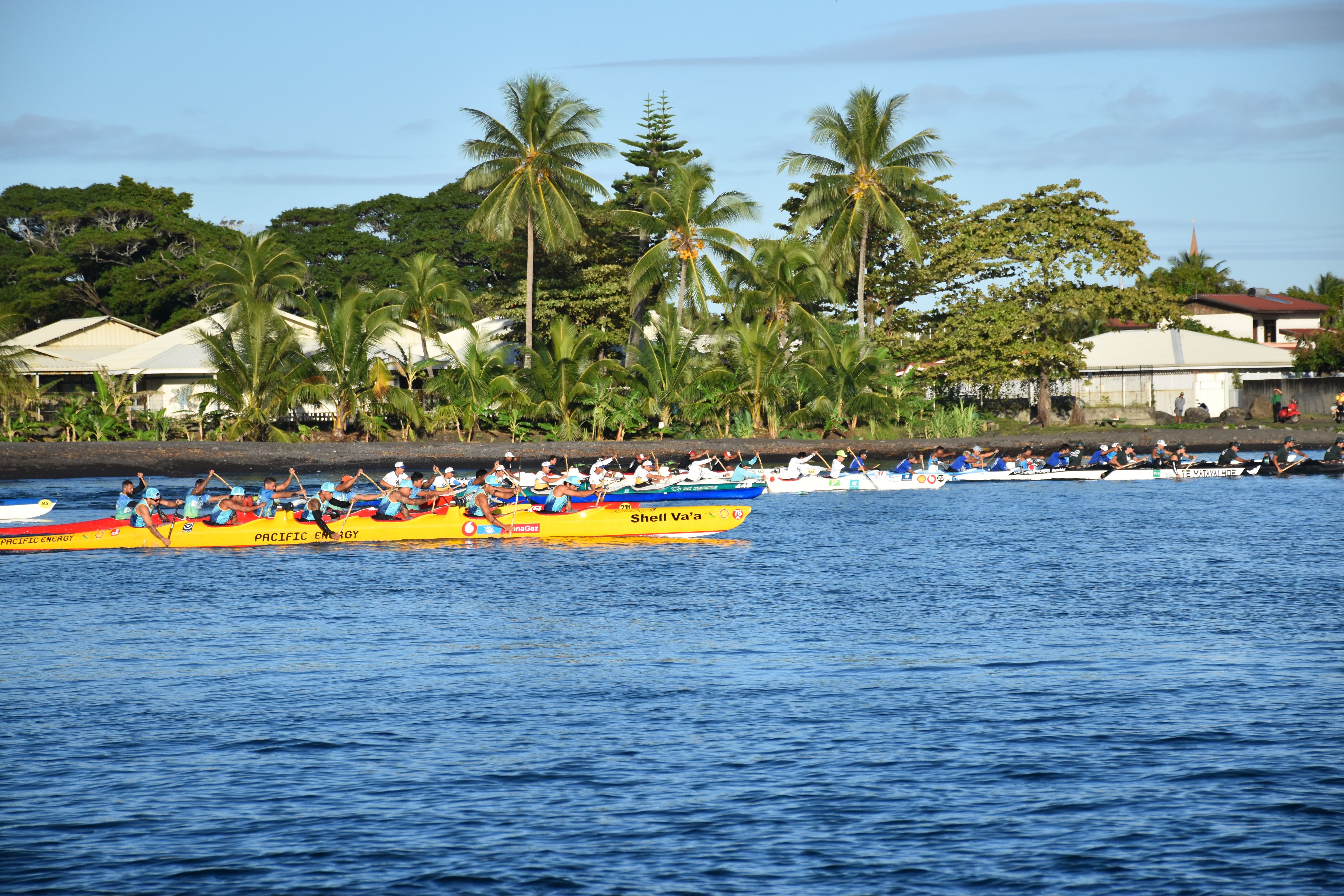Il y avait du monde dans la baie du Taaone pour cette course.