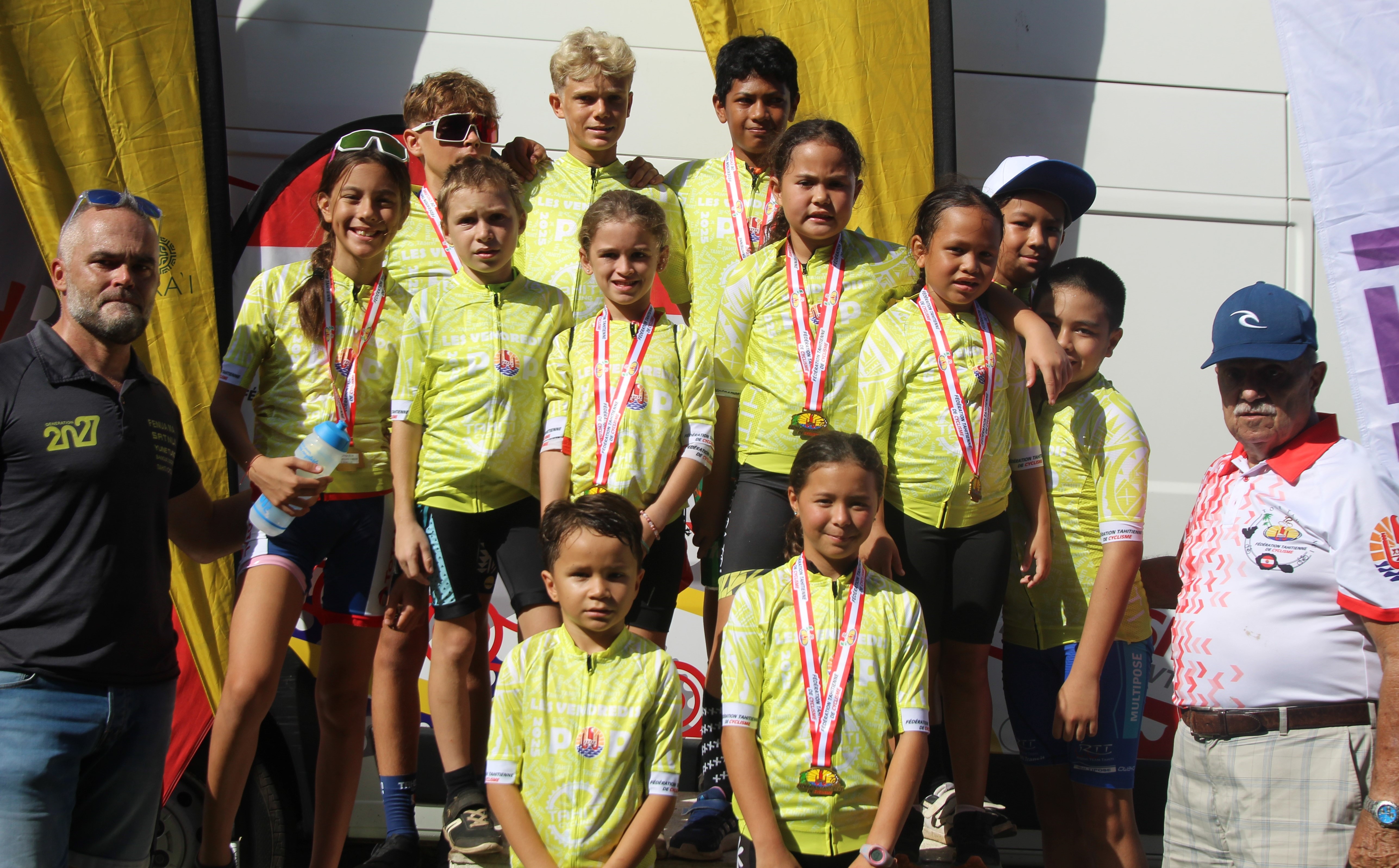 Les jeunes champions entourés par deux membres très actifs du cyclisme local, François Le Stunff (à gauche) et Jean-Pierre Lestrade (à droite), vice-président de la Fédération tahitienne de cyclisme.