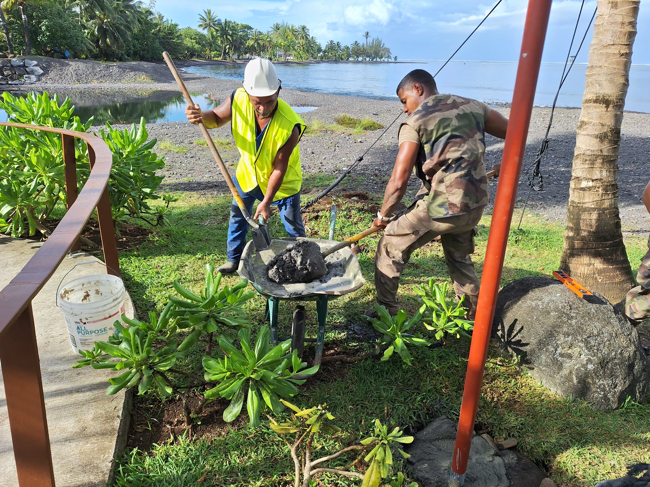 Implantation de lampadaires solaires au PK 0 (Crédit : Anne-Charlotte Lehartel).