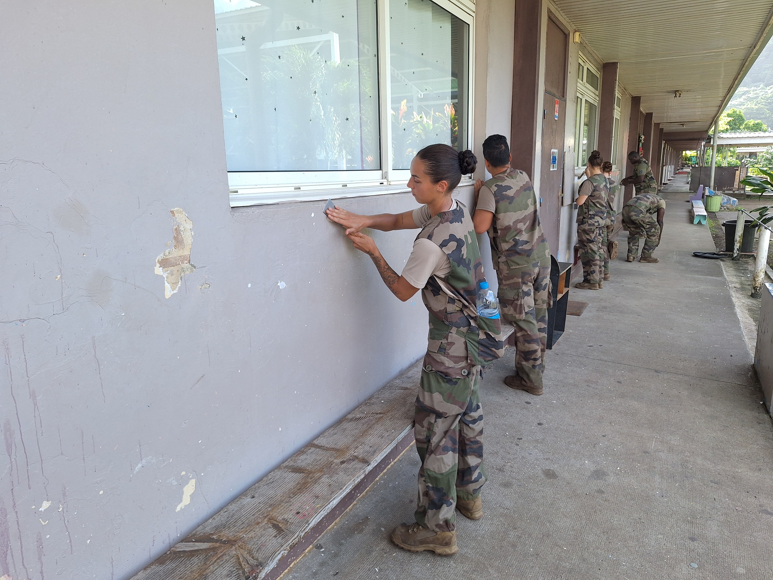 Ponçage des murs des écoles Potii et Ahototeina avant peinture.