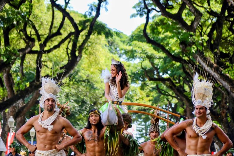 Miss Tahiti 2025, Hinaupoko Deveze, a défilé pour le plus grand plaisir de la foule - Crédit : FB-HC