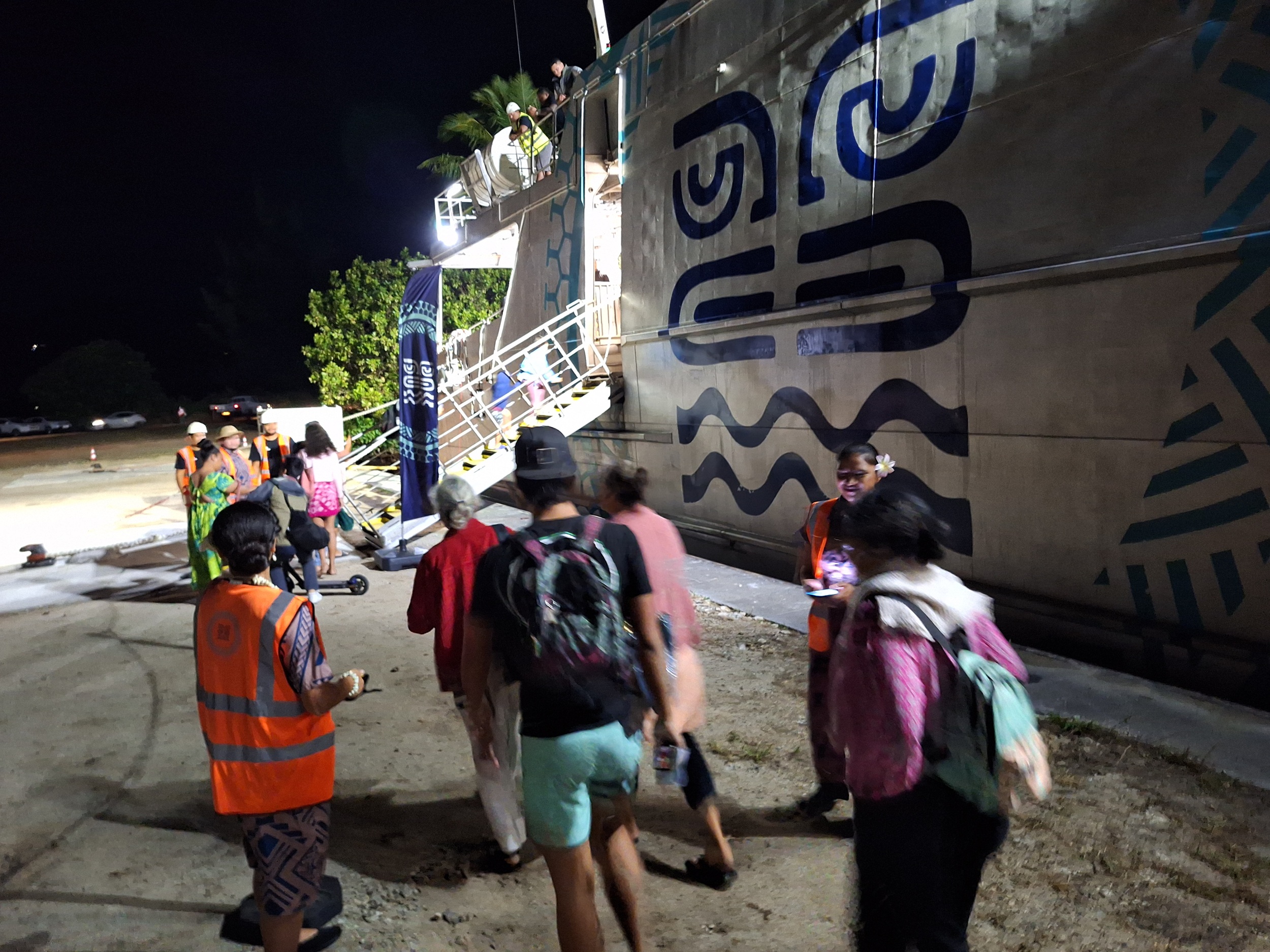 Le navire a quitté le quai de Faratea vers 5 h 10 avec 283 passagers à bord (Crédit : Anne-Charlotte Lehartel).