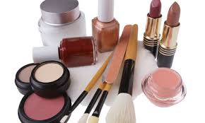 Cosmétiques: substances "préoccupantes" dans 185 produits