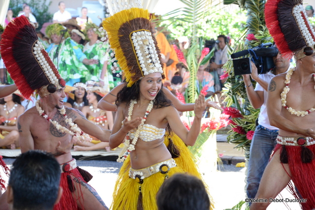 Spectacle de danses à la mairie pour François Hollande 