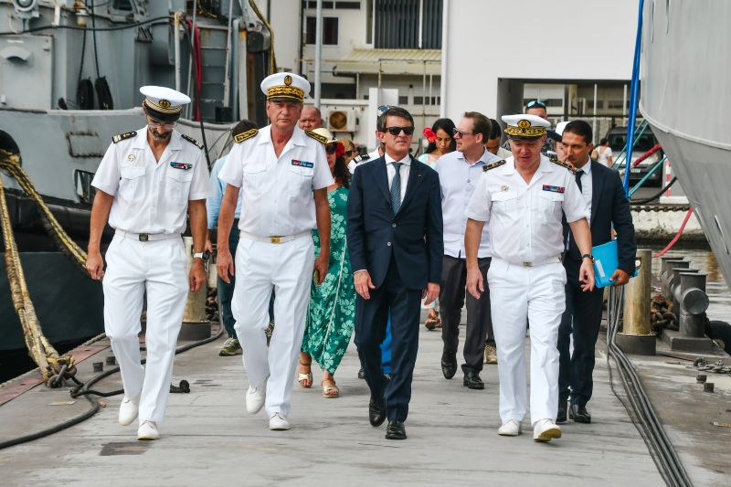 Le ministre des Outre-mer, Manuel Valls, avait rendez-vous à la base navale afin de visiter le patrouilleur d'outre mer (POM) Teriieroo a Teriierooiterai.Crédit : Wendy Cowan