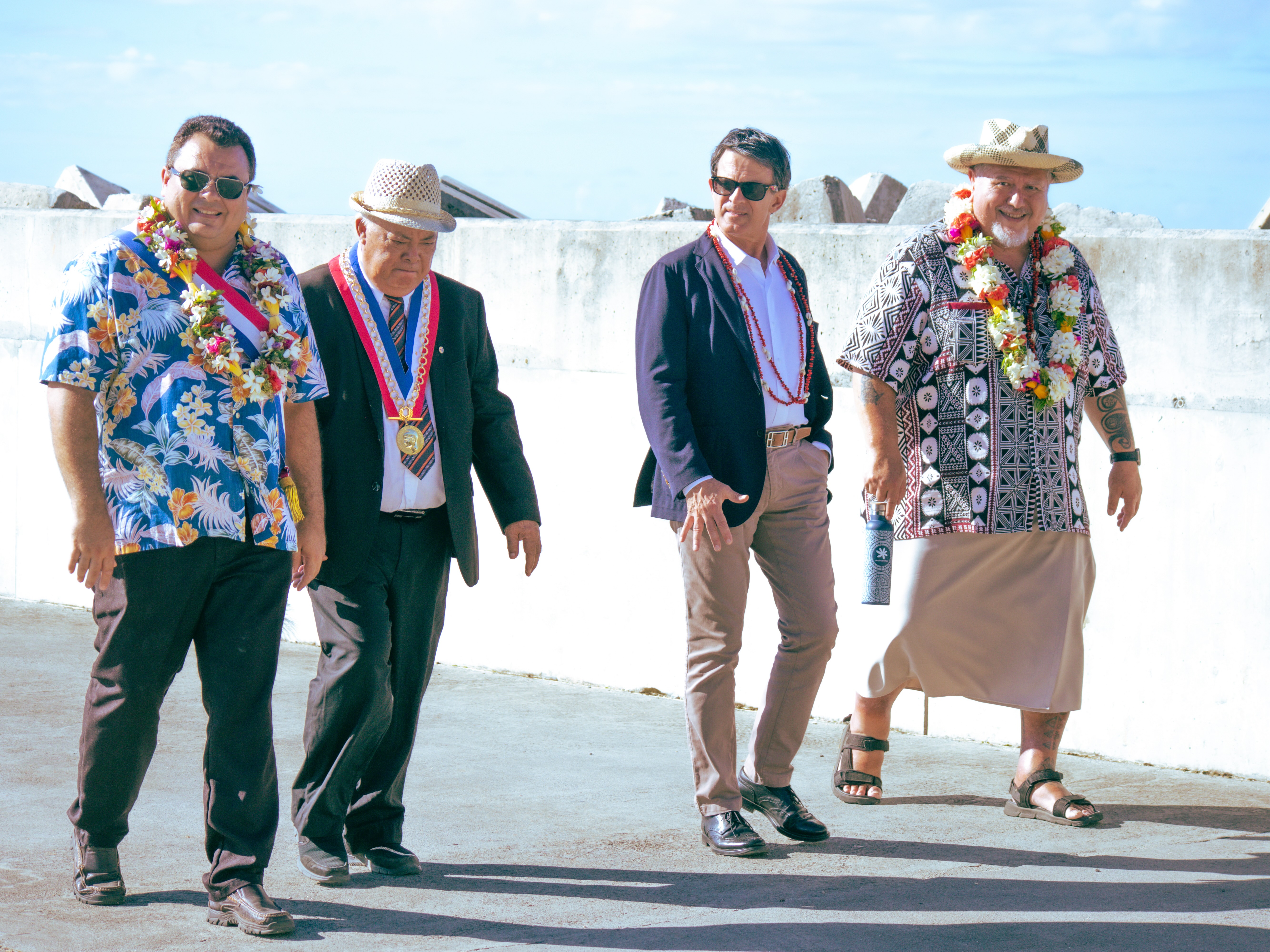 Le ministre d'Outre-mer, Manuel Valls, et le président Moetai Brotherson accueillis par le maire Frédéric Riveta (de droite à gauche).