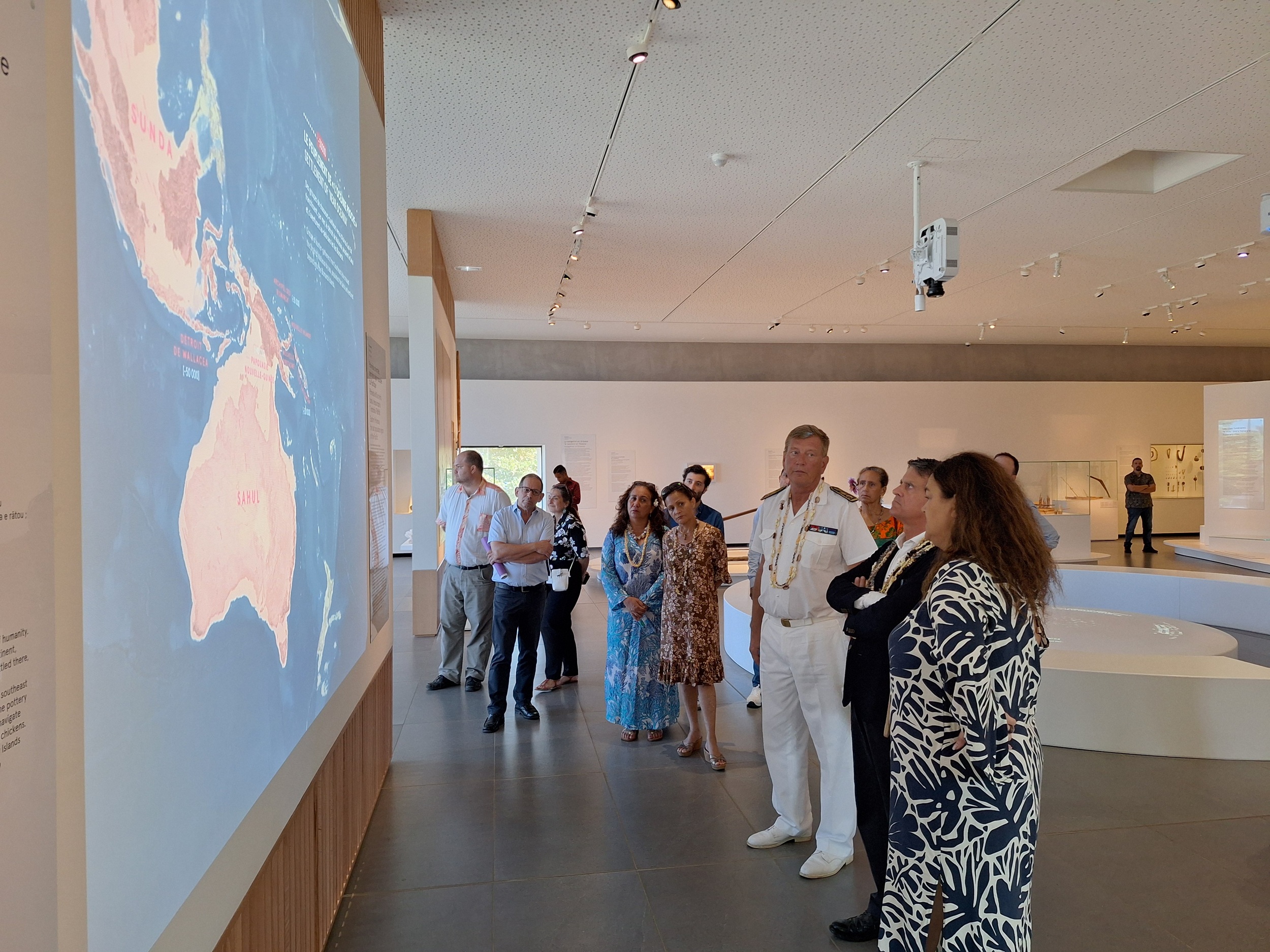 Le ministre des Outre-mer s’est arrêté sur la carte interactive retraçant le peuplement de l’Océanie (Crédit : Anne-Charlotte Lehartel).