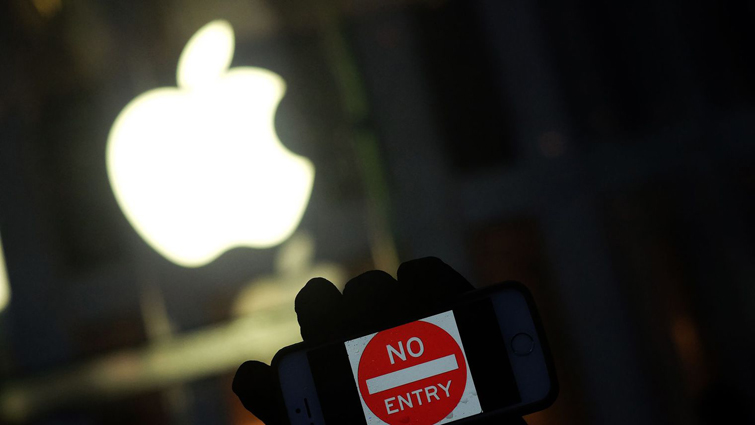 Un défenseur des libertés civiles manifeste devant un Apple Store, le 23 février 2016 à New York