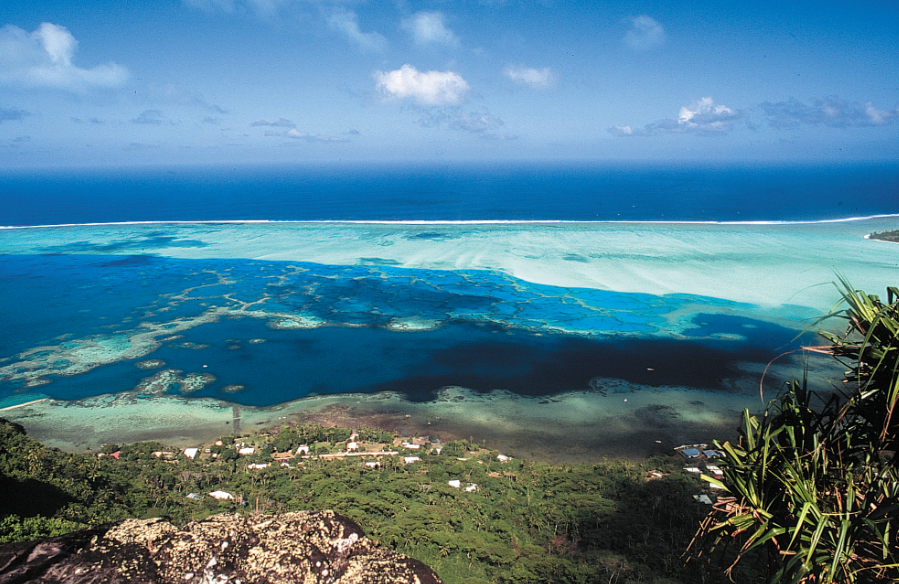 Un long ruban corallien protège un lagon d’une beauté extraordinaire.