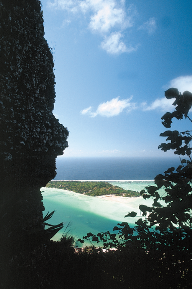 En route vers le sommet de Maupiti.  Le spectacle qui entoure le grimpeur devient très vite somptueux.