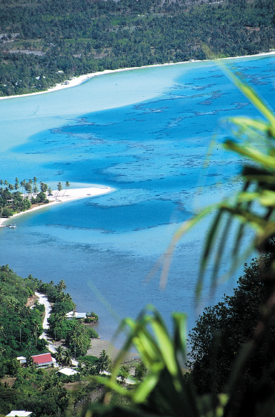 La petite route de ceinture serpente le plus souvent le long de la côte.