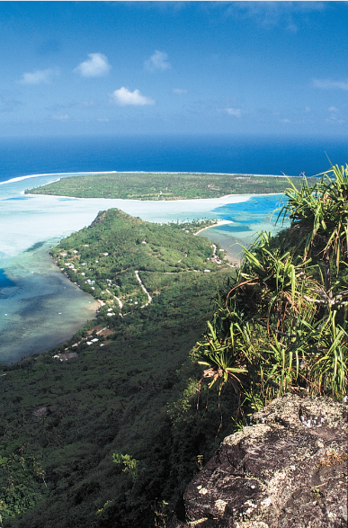 De la pointe au motu, il y a moins d’un mètre d’eau. C’est le “coin plage” favori des Maupiti.